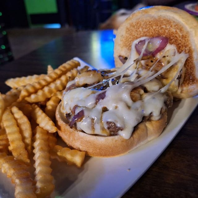 GARLIC-LICKEN' BURGER.